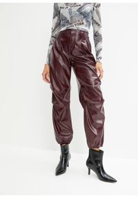 bonprix - Spodnie spadochronowe z poliuretanu. Kolor: brązowy. Styl: elegancki #1