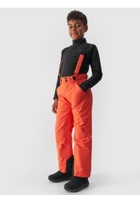 4F JUNIOR - Spodnie narciarskie z szelkami membrana 8000 chłopięce - pomarańczowe. Kolor: pomarańczowy. Materiał: syntetyk, materiał, tkanina. Sezon: zima. Sport: narciarstwo