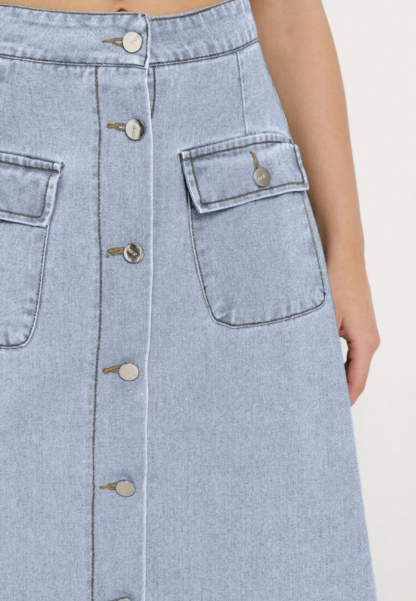 Born2be - Jasnoniebieska Trapezowa Spódnica Maxi Bawełniana Jeansowa z Guzikami i Kieszeniami z Klapami Zrissa. Okazja: na co dzień. Kolor: niebieski. Materiał: jeans, bawełna. Styl: elegancki, casual
