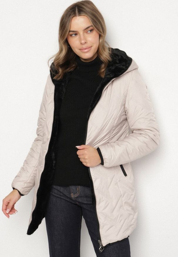 Born2be - Beżowa Pikowana Kurtka Dwustronna z Kapturem i Futerkiem Rinaresa. Okazja: na co dzień. Typ kołnierza: kaptur. Kolor: beżowy. Materiał: futro. Styl: casual, elegancki