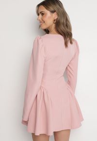 Born2be - Różowa Koktajlowa Sukienka o Rozkloszowanym Kroju z Falbankami i Gorsetem Farian. Typ kołnierza: kołnierz z falbankami, dekolt gorset. Kolor: różowy. Długość rękawa: długi rękaw. Typ sukienki: gorsetowe. Styl: wizytowy #5