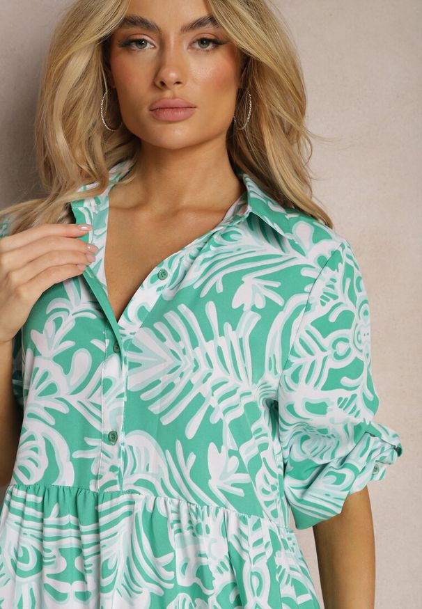 Renee - Zielona Rozkloszowana Sukienka Długa z Falbanką w Ornamentalny Print Naraoda. Kolor: zielony. Materiał: tkanina. Wzór: nadruk. Długość: maxi