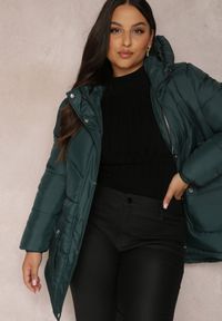 Renee - Ciemnozielona Kurtka Pikowana Sabrino. Kolekcja: plus size. Kolor: zielony. Materiał: materiał. Długość rękawa: długi rękaw. Długość: długie #2