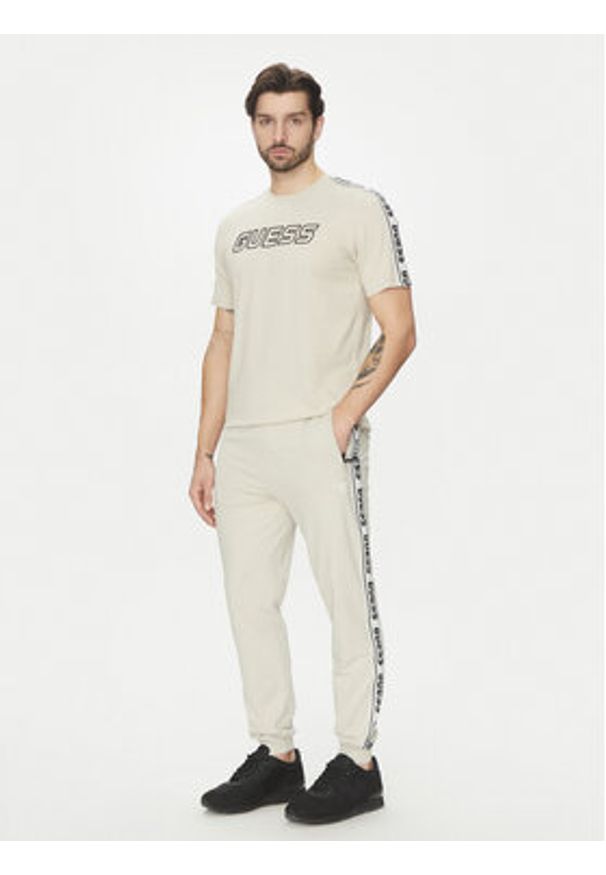 Guess Spodnie dresowe Z2YB19 K6ZS1 Écru Regular Fit. Materiał: bawełna
