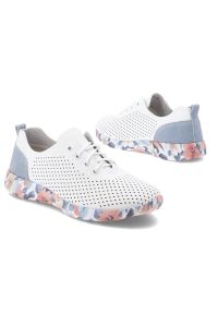 Półbuty damskie Artiker, skóra naturalna perforowana cholewka sznurowanie lekka elastyczna podeszwa z kwiatowym motywem, białe, 58C0586. Okazja: na co dzień. Zapięcie: sznurówki. Kolor: biały. Materiał: skóra. Szerokość cholewki: normalna. Wzór: kwiaty. Sport: turystyka piesza #4
