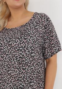 Born2be - Czarna Bluzka z Wiskozy Maerelaia. Kolekcja: plus size. Kolor: czarny. Materiał: wiskoza. Długość: krótkie. Wzór: kwiaty. Sezon: lato #3