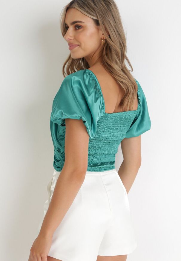Born2be - Zielona Bluzka Hiszpanka Satynowa z Cienkimi Gumkami w Talii i Bufiastymi Rękawami Elerena. Typ kołnierza: dekolt hiszpanka. Kolor: zielony. Materiał: satyna. Długość: krótkie. Sezon: wiosna, lato