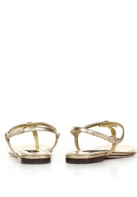 DOLCE & GABBANA - Złote sandały z logo. Zapięcie: pasek. Kolor: złoty #2