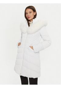 Guess Płaszcz zimowy New Oxana W4BL61 WGLZ0 Biały Regular Fit. Kolor: biały. Materiał: syntetyk. Sezon: zima