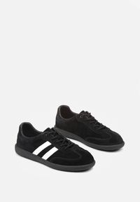 Renee - Czarno-Białe Płaskie Sneakersy ze Skóry Naturalnej z Ozdobnymi Paskami Nelarielis. Okazja: na spacer, na co dzień. Zapięcie: pasek. Kolor: czarny. Materiał: skóra. Wzór: paski. Sport: turystyka piesza