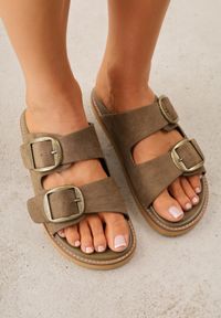 Renee - Zielone Klapki VICES Ozdobione Dużymi Klamrami Jenniviane. Nosek buta: otwarty. Kolor: beżowy. Materiał: skóra, zamsz. Wzór: aplikacja. Sezon: lato. Obcas: na obcasie. Wysokość obcasa: niski #1