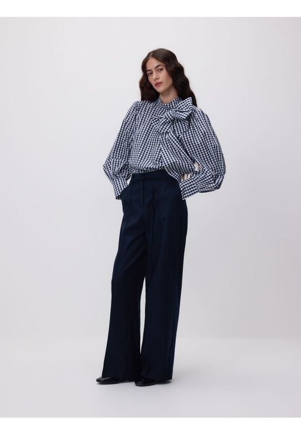 Reserved - Spodnie z kantem - granatowy. Kolor: niebieski. Materiał: tkanina, wiskoza