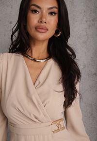 Renee - Beżowa Elegancka Sukienka o Kopertowym Kroju Zdobiona Aplikacją w Talii Zilendra. Kolor: beżowy. Wzór: aplikacja. Typ sukienki: kopertowe. Styl: elegancki #5