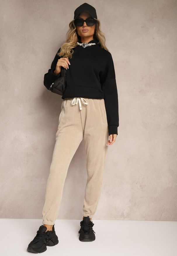 Renee - Ciemnobeżowe Dresowe Spodnie z Bawełną High Waist Wykończone w Pasie Gumką Ekadela. Stan: podwyższony. Kolor: beżowy. Materiał: bawełna, dresówka. Styl: elegancki