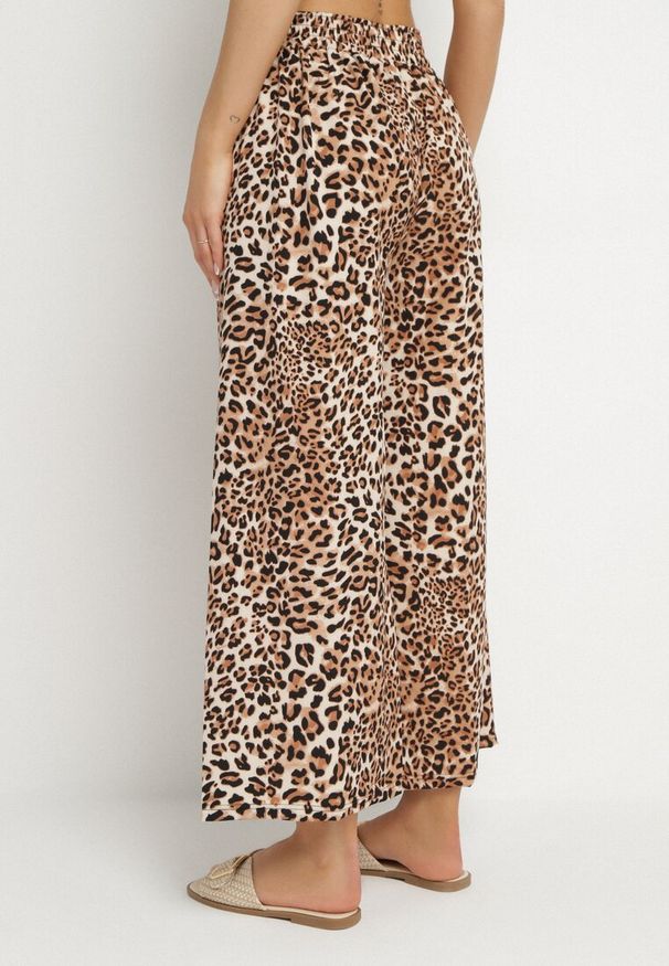 Born2be - Beżowo-Brązowe Spodnie o Szerokim Kroju z Gumką w Talii w Panterkę Filassena. Okazja: na co dzień. Kolor: beżowy. Wzór: motyw zwierzęcy. Styl: elegancki, casual