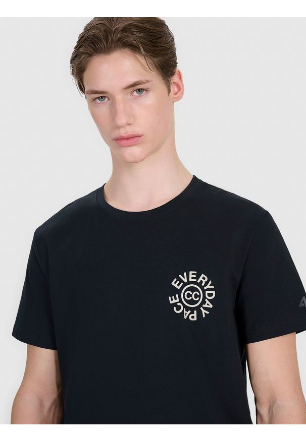 4f - 4F T-shirt regular z nadrukiem męski - czarny 3XL. Okazja: na co dzień. Kolor: czarny. Materiał: dzianina, bawełna, jersey. Długość rękawa: krótki rękaw. Długość: krótkie. Wzór: nadruk. Styl: klasyczny, sportowy, casual