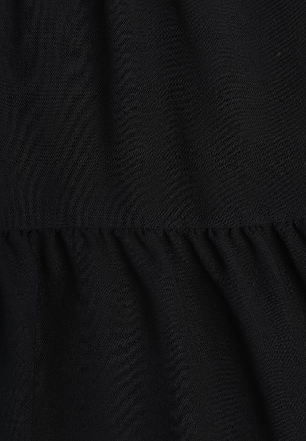 Born2be - Czarna Rozkloszowana Sukienka z Falbankami Zapinana przy Szyi Rettesa. Okazja: na co dzień. Typ kołnierza: kołnierz z falbankami. Kolor: czarny. Materiał: wiskoza. Sezon: lato. Styl: elegancki, casual