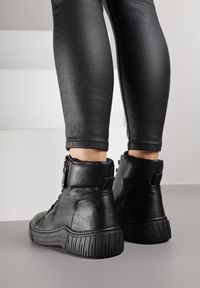 Born2be - Czarne Sportowe Botki ze Sznurowaną Cholewką i Ozdobnym Suwakiem Ezilare. Kolor: czarny. Materiał: dzianina, futro, jeans. Szerokość cholewki: normalna. Styl: sportowy #2