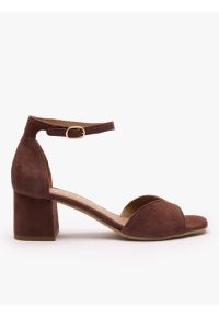 Ryłko - Ciemnobrązowe sandały na słupku. Okazja: na co dzień. Nosek buta: okrągły. Zapięcie: sprzączka. Kolor: brązowy. Materiał: welur, skóra. Obcas: na słupku. Styl: klasyczny, casual, street, elegancki. Wysokość obcasa: średni #1