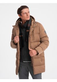 Ombre Clothing - Długa zimowa kurtka męska pikowana o satynowym wykończeniu - jasnobrązowa V2. Kolor: brązowy. Materiał: satyna. Długość: długie. Wzór: nadruk. Sezon: zima. Styl: elegancki #5