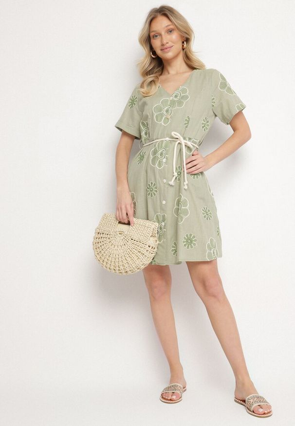 Born2be - Jasnozielona Sukienka w Stylu Boho w Haftowane Kwiaty ze Sznurkiem Evionis. Okazja: na co dzień. Typ kołnierza: dekolt w serek. Kolor: zielony. Wzór: haft, kwiaty. Styl: boho