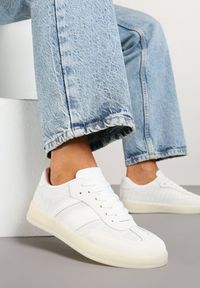 Renee - Białe Sneakersy Tenisówki Ozdobione Paskami Amodira. Okazja: na co dzień. Zapięcie: pasek. Kolor: biały. Materiał: jeans. Wzór: aplikacja