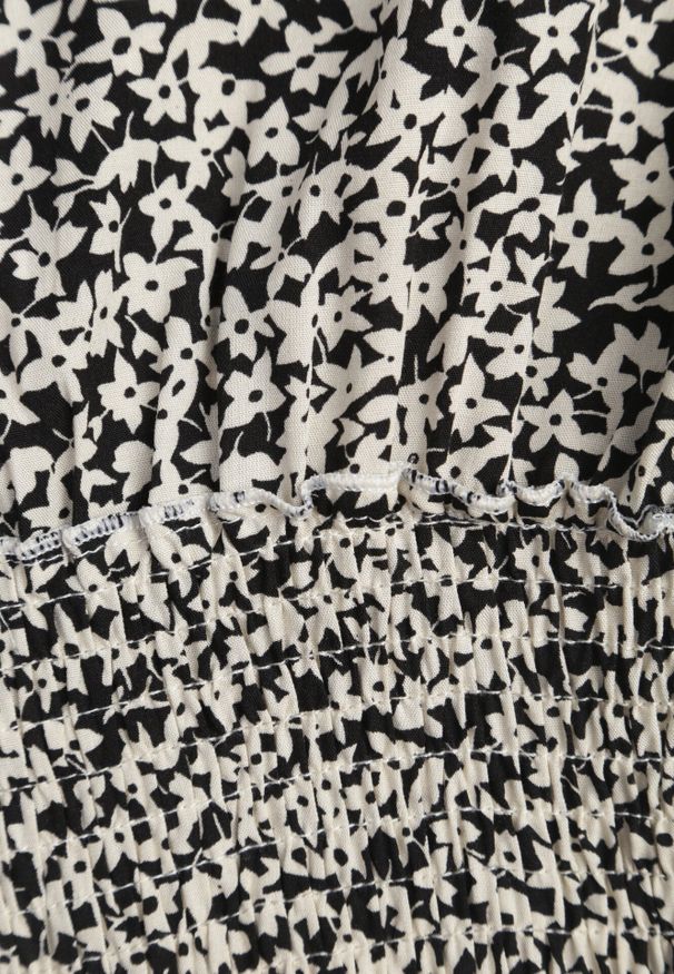 Born2be - Czarny Kombinezon Aedinna. Kolor: czarny. Materiał: wiskoza, tkanina, jeans. Długość rękawa: krótki rękaw. Długość: krótkie. Wzór: kwiaty