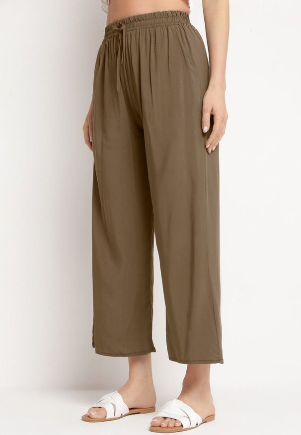 Born2be - Ciemnozielone Bawełniane Spodnie z Szerokimi Nogawkami Palazzo z Gumką w Pasie Nesira. Okazja: na spacer, na co dzień. Kolor: zielony. Materiał: bawełna. Styl: casual, boho