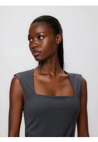 Reserved - Gładki top - ciemnoszary. Kolor: szary. Materiał: dzianina. Wzór: gładki