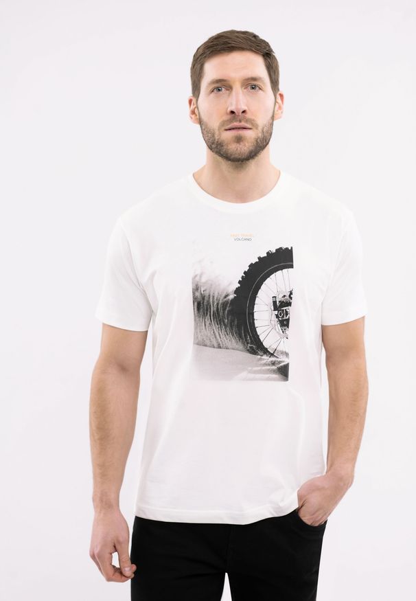 Volcano - Bawełniany t-shirt, Comfort Fit, T-CHASE. Okazja: na co dzień. Kolor: beżowy. Materiał: bawełna. Długość rękawa: krótki rękaw. Długość: krótkie. Wzór: nadruk. Styl: casual