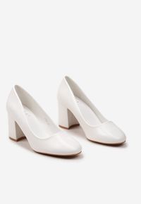 Born2be - Białe Czółenka na Słupku Isan. Nosek buta: okrągły. Kolor: biały. Obcas: na słupku. Wysokość obcasa: średni #2