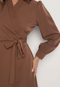 Born2be - Brązowa Kopertowa Sukienka Ozdobiona Paskiem Nalimera. Kolor: brązowy. Wzór: aplikacja. Typ sukienki: kopertowe. Styl: elegancki, klasyczny