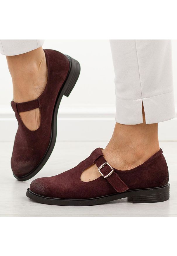 DEONI - Bordowe welur skórzane Polskie półbuty damskie Deoni D658. Okazja: na co dzień. Nosek buta: okrągły. Zapięcie: pasek. Kolor: czerwony. Materiał: zamsz, skóra. Szerokość cholewki: normalna. Sezon: wiosna, jesień. Styl: casual, elegancki, klasyczny