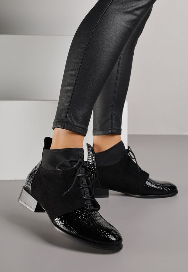 Born2be - Czarne Botki Typu Trzewiki z Lakierowanymi Wstawkami z Tłoczeniem Krokodyla Zetilla. Kolor: czarny. Materiał: lakier. Styl: elegancki