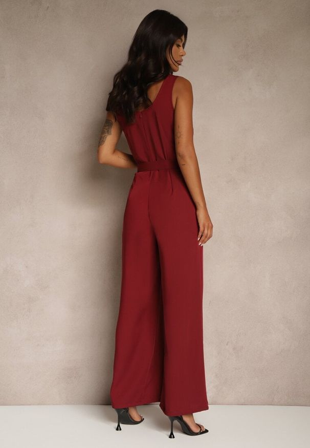 Renee - Bordowy Elegancki Kombinezon Ozdobiony Paskiem z Klamrą Dolanela. Okazja: na co dzień. Kolor: czerwony. Wzór: aplikacja. Styl: elegancki