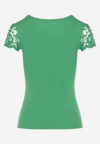 Born2be - Zielony Prążkowany T-shirt z Koronkową Wstawką Glilama. Okazja: na co dzień. Kolor: zielony. Materiał: prążkowany, koronka. Wzór: aplikacja. Styl: klasyczny, casual, elegancki
