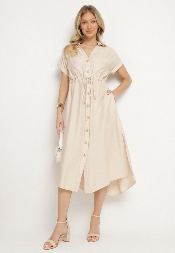 Born2be - Beżowa Sukienka Koszulowa z Wiskozy Wiązana w Pasie Florazi. Okazja: na co dzień. Typ kołnierza: dekolt w serek. Kolor: beżowy. Materiał: wiskoza. Długość rękawa: krótki rękaw. Typ sukienki: koszulowe. Styl: casual, elegancki. Długość: midi