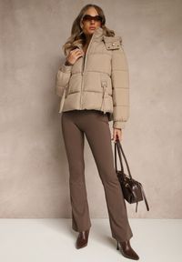 Renee - Beżowa Kurtka Puffer z Pikowanymi Przeszyciami i Odpinanym Kapturem Gallerea. Okazja: na co dzień, na spacer. Kolor: beżowy. Materiał: zamsz, jeans, poliester, dzianina. Styl: sportowy, casual #3