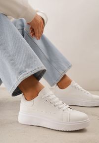 Born2be - Białe Sznurowane Sneakersy o Klasycznym Fasonie na Grubej Podeszwie Cataria. Okazja: na co dzień, na spotkanie biznesowe. Zapięcie: sznurówki. Kolor: biały. Materiał: jeans, bawełna #6