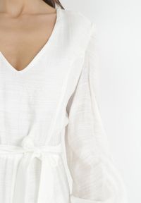 Born2be - Biała Sukienka z Trójkątnym Dekoltem i Wiązaniem w Pasie Wesleig. Kolor: biały. Materiał: materiał. Długość rękawa: długi rękaw. Długość: mini #3