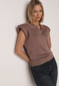 Born2be - Brązowa Wiskozowa Bluzka Sweterkowa z Usztywnionymi Ramionami i Kołnierzykiem Katano. Okazja: na co dzień. Kolor: brązowy. Materiał: wiskoza. Wzór: aplikacja. Styl: casual, elegancki, klasyczny #5