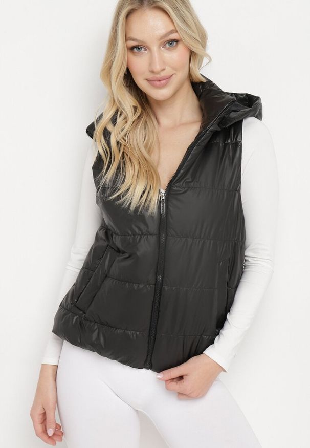 Born2be - Czarna Kamizelka z Odpinanym Kapturem i Kieszeniami Pikowana Aggevia. Kolor: czarny