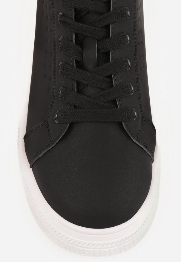 Renee - Czarne Sneakersy Vices na Platformie Ozdobione Napisem i Perforacją Nonaritha. Okazja: na co dzień. Zapięcie: sznurówki. Kolor: czarny. Materiał: jeans. Wzór: aplikacja, napisy. Obcas: na platformie