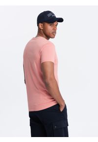 Ombre Clothing - Klasyczna męska bawełniana koszulka z dekoltem w serek BASIC – różowa V7. Typ kołnierza: dekolt w serek. Kolor: różowy. Materiał: bawełna. Wzór: ze splotem, jednolity. Styl: klasyczny #3