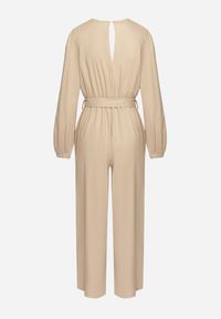 Born2be - Beżowy Bawełniany Kombinezon o Kopertowym Kroju z Paskiem i Gumką w Talii Mirrira. Kolor: beżowy. Materiał: bawełna. Długość rękawa: długi rękaw. Długość: długie. Styl: elegancki, klasyczny #4