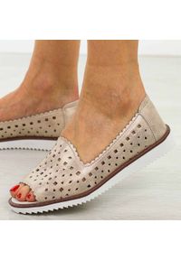 Beżowe ażurowe skórzane sandały damskie S.Barski 922. Okazja: na co dzień. Kolor: beżowy. Materiał: skóra. Wzór: ażurowy. Sezon: wiosna, lato. Obcas: na płaskiej podeszwie. Styl: klasyczny, casual, elegancki #1