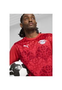 Puma - Męska koszulka przedmeczowa z krótkim rękawem RB Leipzig PUMA. Kolor: czerwony. Długość rękawa: krótki rękaw. Długość: krótkie