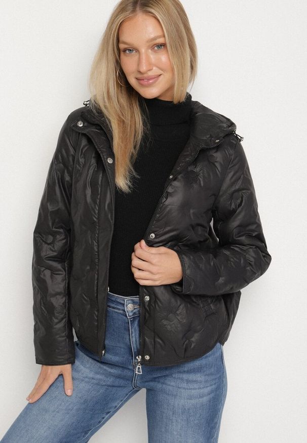 Born2be - Czarna Przejściowa Kurtka z Geometrycznym Pikowaniem i Kapturem Arevitta. Okazja: na co dzień, na spacer. Kolor: czarny. Wzór: geometria. Sezon: wiosna. Styl: sportowy, klasyczny, casual, elegancki