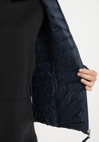 Born2be - Granatowa Pikowana Kurtka Przejściowa z Kapturem Suritta. Okazja: na co dzień. Typ kołnierza: kaptur. Kolor: niebieski. Materiał: jeans. Styl: klasyczny, casual, sportowy #4