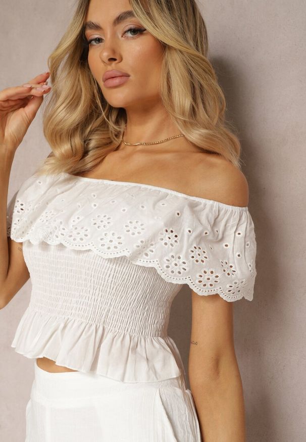 Renee - Biała Bluzka z Bawełny w Stylu Hiszpanki z Ażurową Falbanką i Gumką Urulla. Okazja: na co dzień. Typ kołnierza: dekolt hiszpanka. Kolor: biały. Materiał: bawełna. Wzór: ażurowy. Styl: elegancki, casual